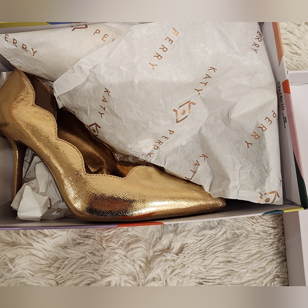 Katy Perry "The Dina" Wavy Metallic Pump- Rose Gold - Picture 10 of 11